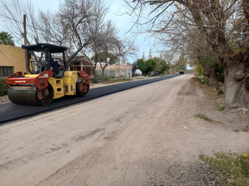 EL PLAN DE ASFALTO MUNICIPAL SIGUE AVANZANDO EN BARRIOS Y DISTRITOS